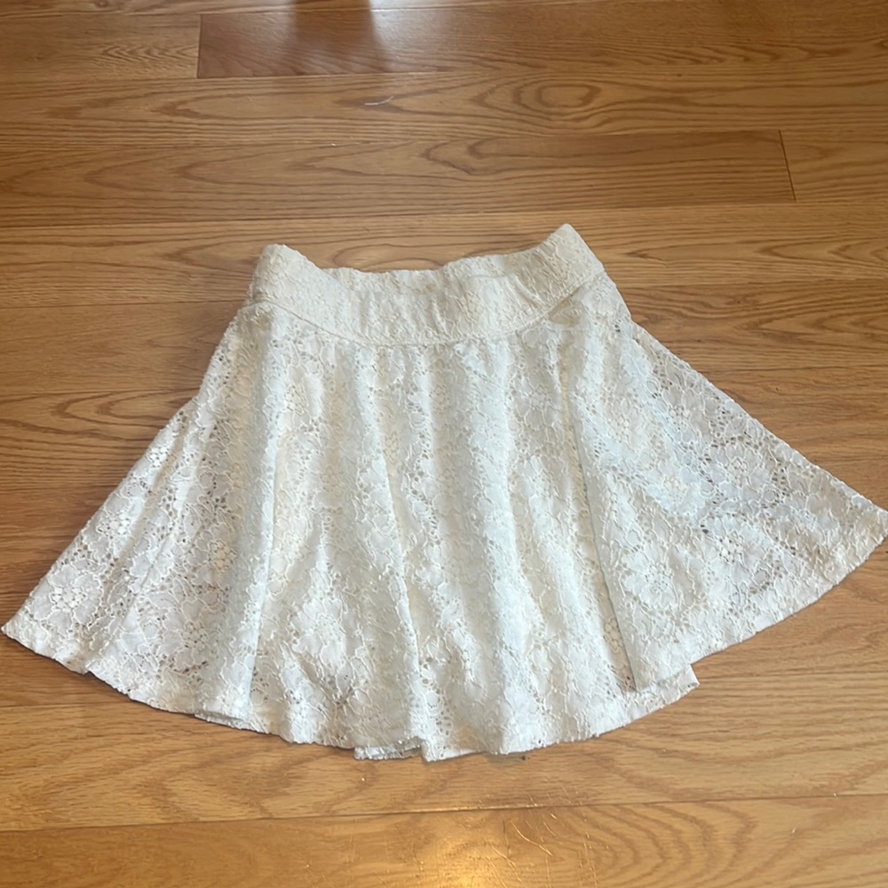 VERY GOOD CONDITION Hollister white lace flowy skirt size S